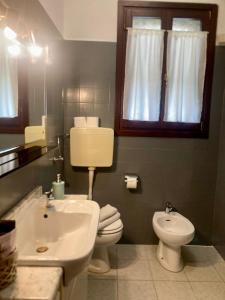een badkamer met een wit toilet en een wastafel bij Ai do fradei in Mestre