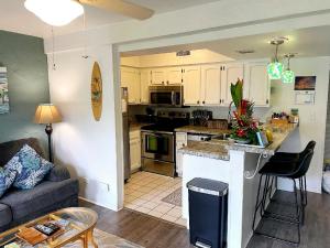 Η κουζίνα ή μικρή κουζίνα στο ZERO FEES Aloha Lani Condo #A208 at Casa De Emdeko