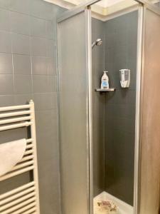 een douche met een glazen deur in de badkamer bij Ai do fradei in Mestre