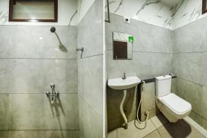 y baño con aseo, lavabo y ducha. en FabExpress 7 Hills Home Stay, en Tirupati