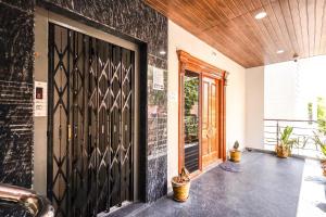 un ingresso a una casa con un muro nero di FabExpress 7 Hills Home Stay a Tirupati