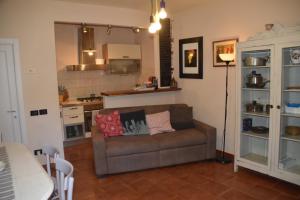 Una sala de estar con un sofá y una cocina. en A Casa di Giulia, en Siena