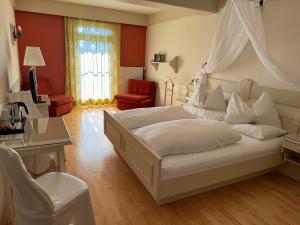 Łóżko lub łóżka w pokoju w obiekcie Panoramahotel Steirerland