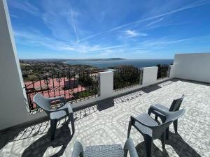 Un balcón con dos sillas y vista al mar. en La villa des deux mers, en Tánger