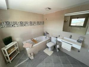 Un baño con bañera, inodoro y lavabo. en La villa des deux mers, en Tánger 5 fotos más
