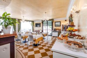 cocina y comedor con mesa y comida en Hotel Panorama, en Lido de Venecia