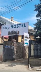 un panneau d'hôpital de la ville devant un bâtiment dans l'établissement City hostel Almaty, à Almaty