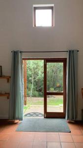 GlentanaにあるSerene forest house Walk to beach Power Backupのギャラリーの写真