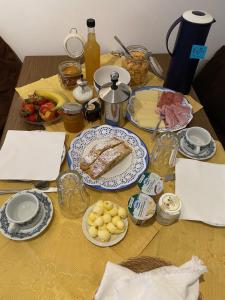 une table recouverte de assiettes de nourriture et de fruits dans l'établissement Haus Burger, à Vilpiano
