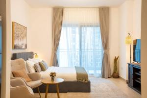 Un lugar para sentarse en Romantic Studio In Yas Canal View