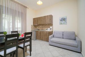 Maria Dina Apartments 1 tesisinde mutfak veya mini mutfak