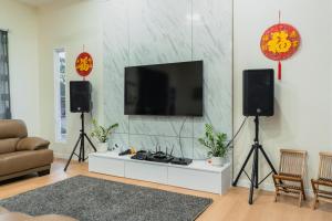 TV a/nebo společenská místnost v ubytování TANJUNG GROVE VILLAS