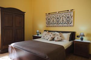 1 dormitorio con 1 cama con 2 mesitas de noche y 2 lámparas en B&B L'Albero Dei Limoni, en Portoscuso