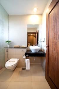 een badkamer met een toilet en een wastafel bij Speke Apartments Wampewo in Kampala
