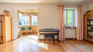 une chambre avec un piano au milieu d'une pièce dans l'établissement Villa Bellevue, à Altaussee