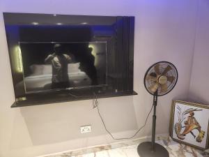 TV i/ili multimedijalni sistem u objektu Triple Tee Luxury Hotel