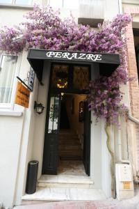 uma entrada para um edifício com flores roxas sobre a porta em Perazre Hotel em Istambul