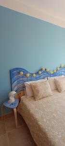 una camera con letto con testata blu di Casa Luz a Yaiza