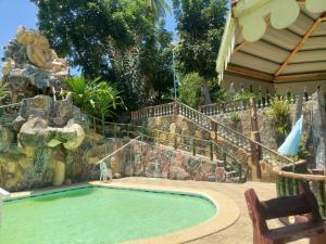 Bazén v ubytování Simala Retreat Resort Cebu nebo v jeho okolí