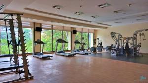 ein Fitnessstudio mit einem Haufen Laufbänder und Maschinen in der Unterkunft Pico De Loro Condo Unit in Nasugbu