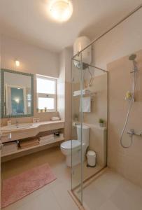 un bagno con un water, un lavandino e uno specchio di El-Gouna Water-Side Apartment a Hurghada