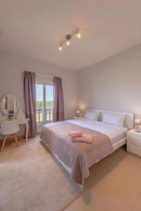 una camera da letto con un letto grande con due asciugamani sopra di El-Gouna Water-Side Apartment a Hurghada