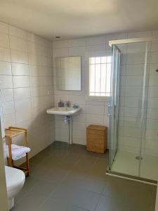 a bathroom with a sink and a shower at Résidence Haut 2 Gammes - Gîte de séjour in Saint-Hippolyte