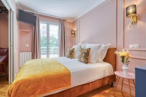 Postel nebo postele na pokoji v ubytování Melody suite in Paris