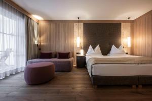 Postel nebo postele na pokoji v ubytování Adler Spa Resort Dolomiti