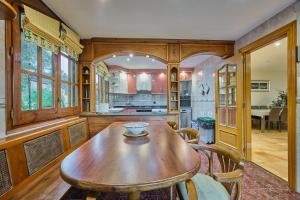 uma sala de jantar com uma mesa de madeira e uma cozinha em Casa Migjorn em Valls de Torroella
