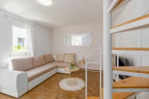 uma sala de estar com um sofá e uma mesa em Apartment in Porec/Istrien 9920 em Poreč