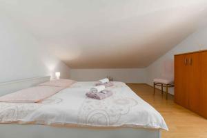 1 dormitorio con 1 cama grande con almohadas rosas en Apartment in Porec/Istrien 9920, en Poreč