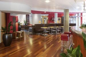 Novotel Suites Nancy Centre tesisinde bir restoran veya yemek mekanı