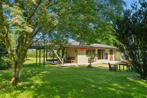 Idyllic Coastal Cottage Comfort And Relaxing في كالوندبورج: منزل مع طاولة نزهة في الفناء