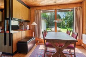 kuchnia i jadalnia ze stołem i krzesłami w obiekcie Idyllic Coastal Cottage Modern Comfort w mieście Kalundborg