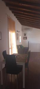 salon ze stołem, krzesłami i kanapą w obiekcie Don Camillo Suites w mieście Riposto