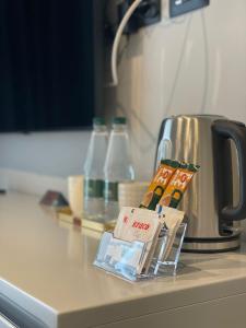 Příslušenství pro přípravu čaje a kávy v ubytování Lake View Rooms Ksamil