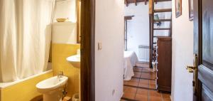 Habitación con baño con lavabo y aseo. en Hotel Rural Valleoscuru en Tresgrandas