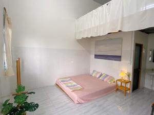 ein kleines Schlafzimmer mit einem rosa Bett in einem Zimmer in der Unterkunft Summer Stations Homestay Binh Chau - Ho Coc Beach - Vung Tau in Xuyên Mộc