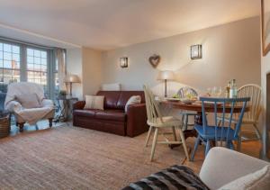 sala de estar con sofá y mesa en Compass Cottage Shaldon en Shaldon