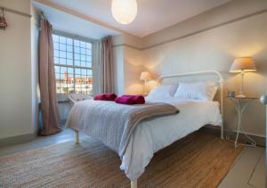 En eller flere senge i et værelse på Compass Cottage Shaldon