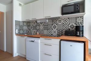 Dapur atau dapur kecil di Sternoka - Appt avec vue mer avec piscine