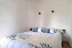 Postel nebo postele na pokoji v ubytování Sternoka - Appt avec vue mer avec piscine