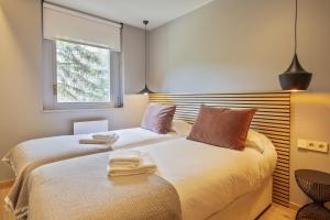 Giường trong phòng chung tại Luderna - Apartamento Saumet A7 Margalida