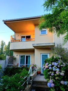 ein Haus mit einem Balkon und Blumen davor in der Unterkunft Casa do Artista in Vila Verde