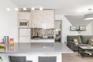 cocina y sala de estar con una gran encimera blanca en Apartamento Rockbeach, en Costa Teguise