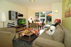 ein Wohnzimmer mit einem Teddybär auf einer Couch in der Unterkunft Appartementhaus Ostseeresidenz in Warnemünde