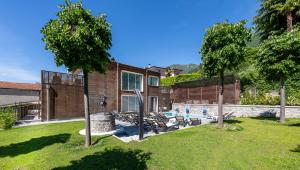 a house with a swimming pool in a yard at Residence Lenno in Lenno