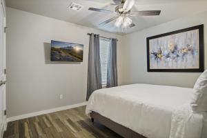 1 dormitorio con 1 cama y ventilador de techo en Summer Fun Spacious Home With Hot Tub 5000 en Bethany