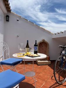 einen Tisch mit zwei Flaschen Wein und zwei Stühlen in der Unterkunft Casa Torre Hacho in Antequera